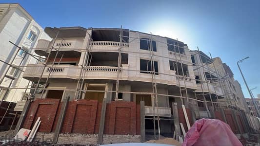 شقة للبيع فى بيت الوطن القديم على الخدمات وصلاح سالم ارضى وبدروم